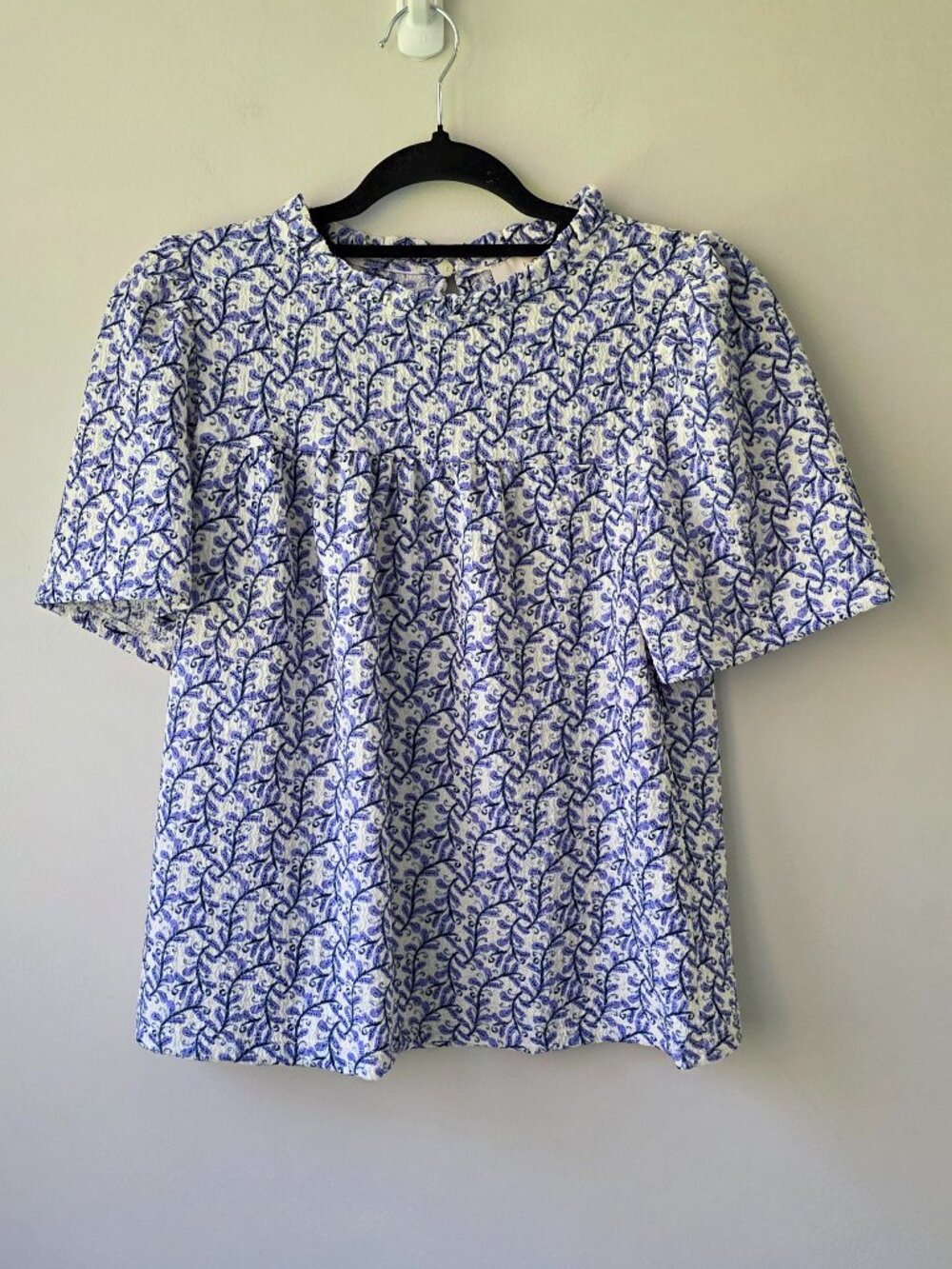 LOFT Floral Ruffle Crew Neck Blouse | XS | Cream Periwinkle Flutter Sleeve